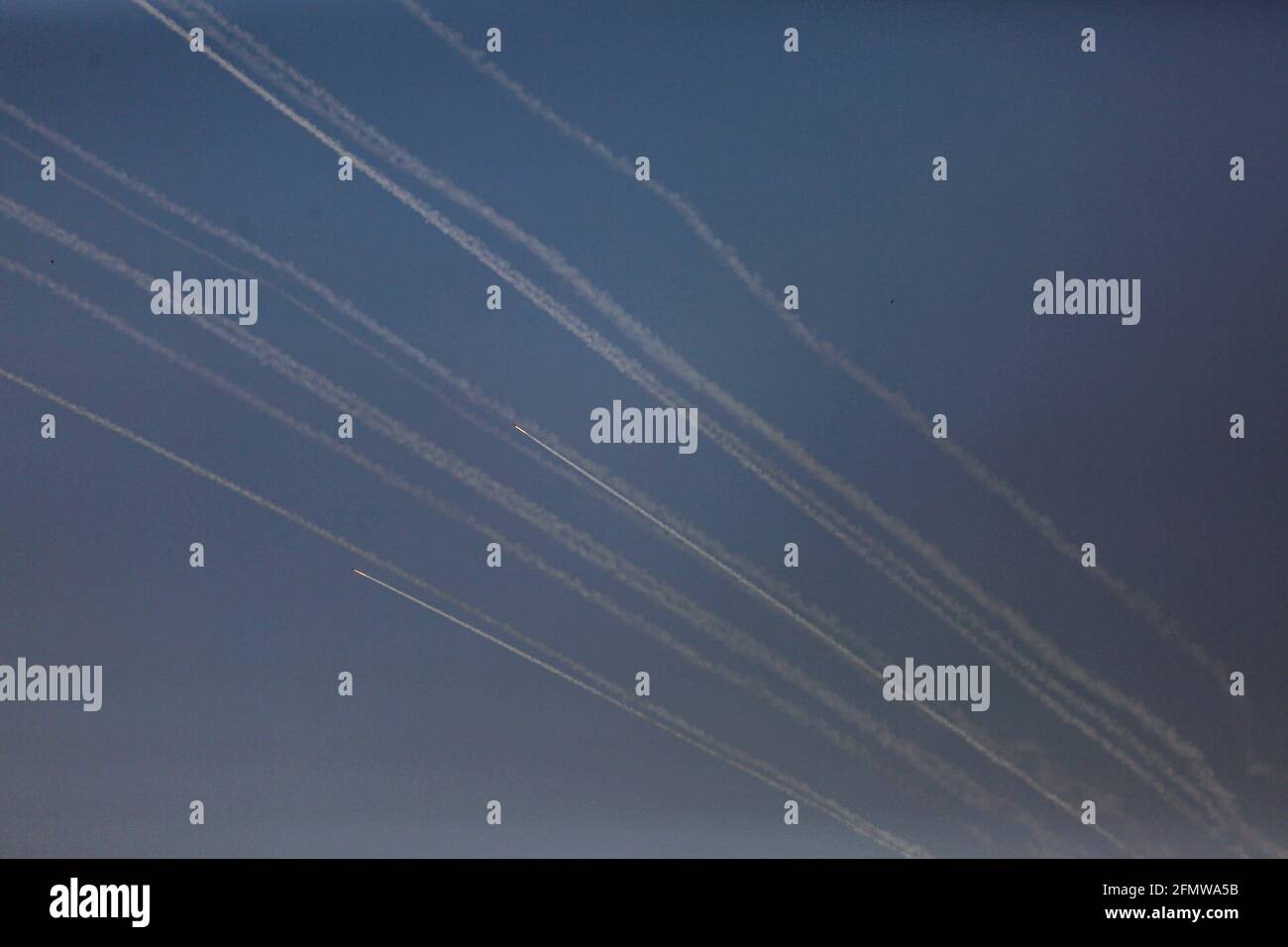 Gaza, Palestina. 11 Maggio 2021. Da Gaza vengono lanciati razzi che colpiscono le città israeliane in risposta agli attacchi aerei israeliani sulla striscia di Gaza. Credit: SOPA Images Limited/Alamy Live News Foto Stock