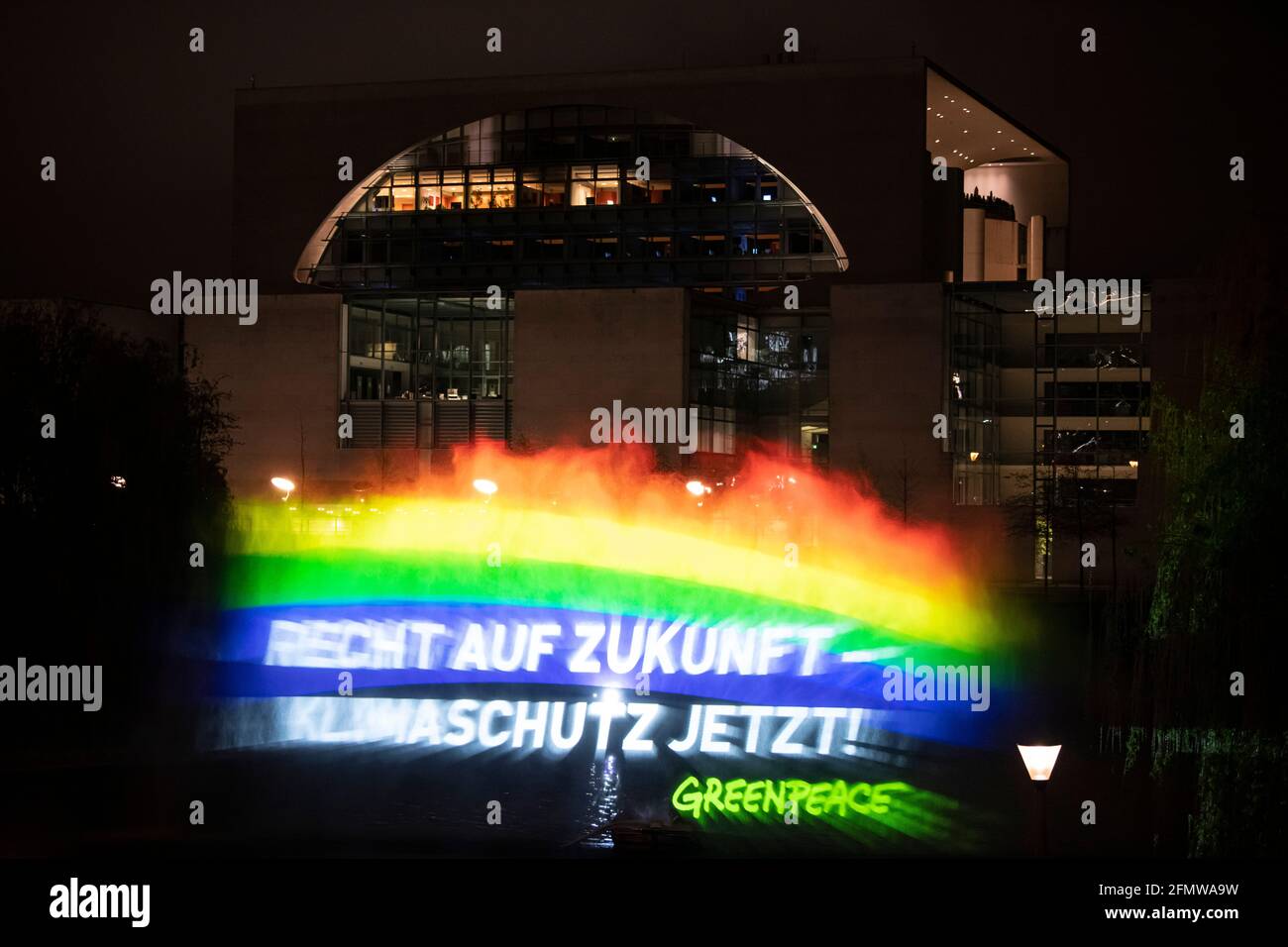 Berlino, Germania. 12 maggio 2021. Sul fiume Sprea, di fronte alla Cancelleria federale, un idro segno di circa 15 metri di altezza è stato creato da un gommone utilizzando una pompa ad alta pressione, con le parole 'diritto al futuro - protezione del clima ora!' scritto su di esso. L'azione di Greenpeace si svolge in occasione dell'odierna riunione del governo federale, in occasione della quale verrà approvata una nuova versione della legge sulla protezione del clima. Credit: Fabian Sommer/dpa/Alamy Live News Foto Stock