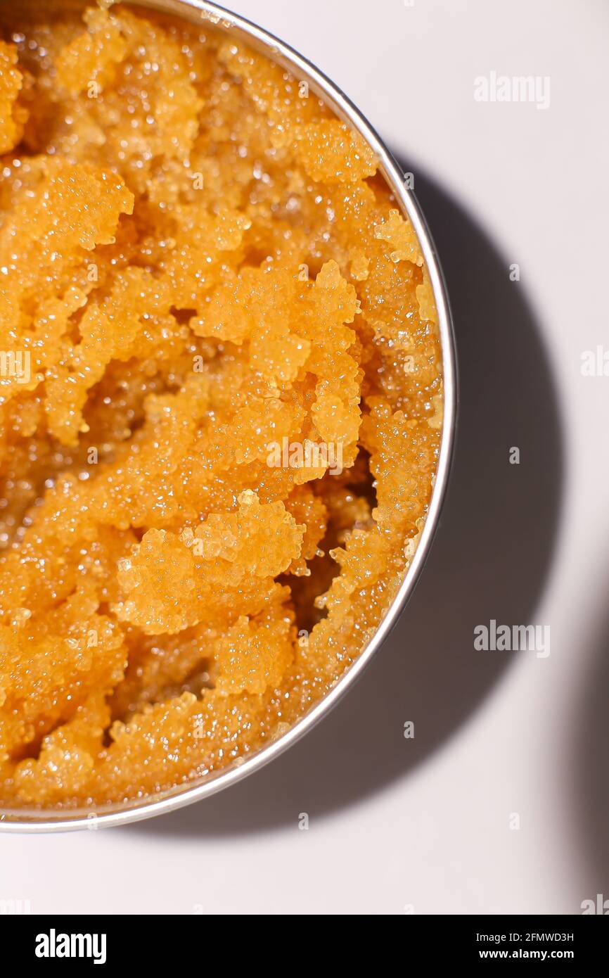 Scrub corpo di farinata d'avena, zucchero, miele e olio in melat eco vaso  su tavola bianca, cosmetici fatti in casa per la peeling e cura termale  Foto stock - Alamy