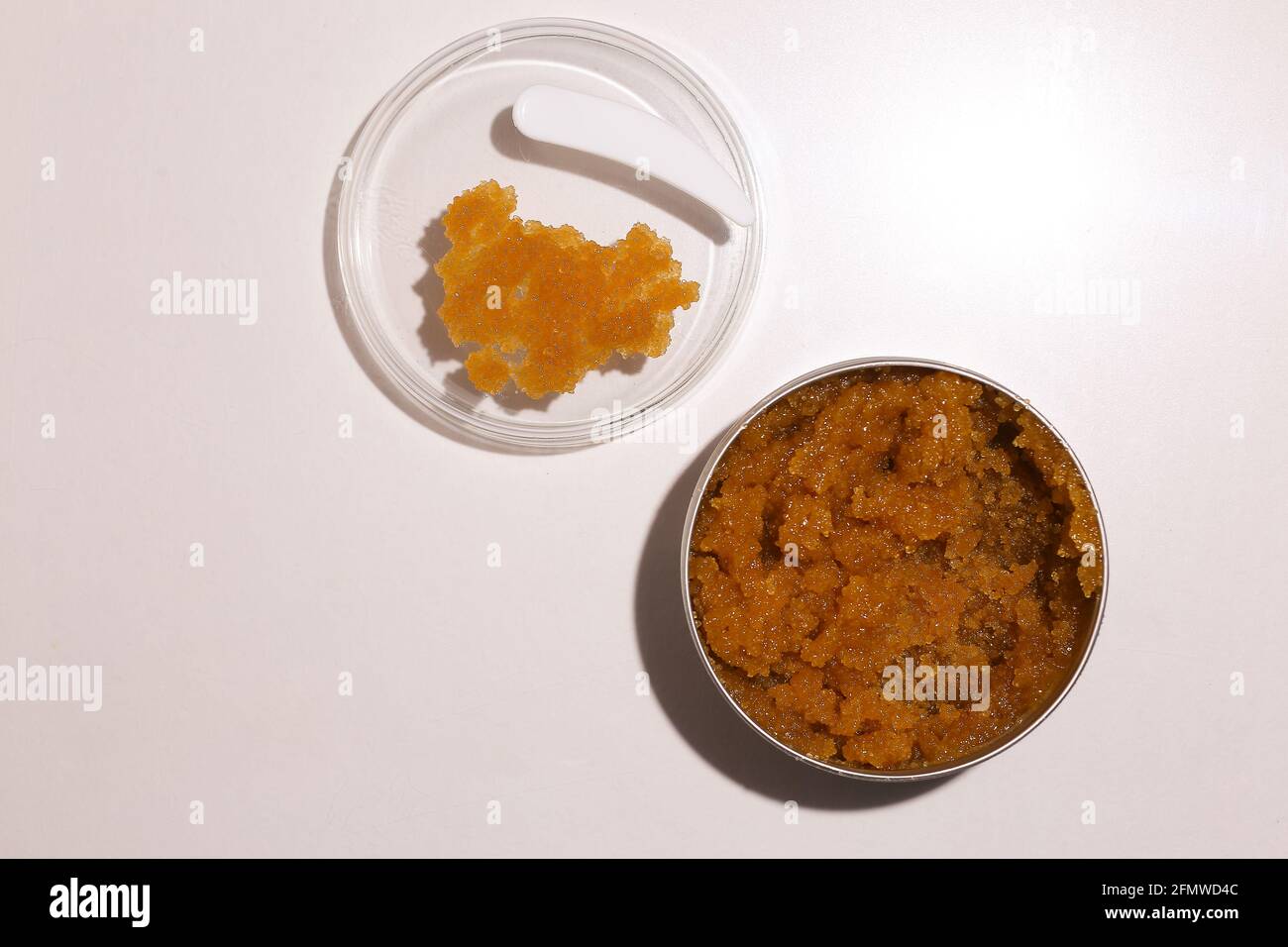 Scrub corpo di farinata d'avena, zucchero, miele e olio in melat eco vaso su tavola bianca, cosmetici fatti in casa per la peeling e cura termale Foto Stock