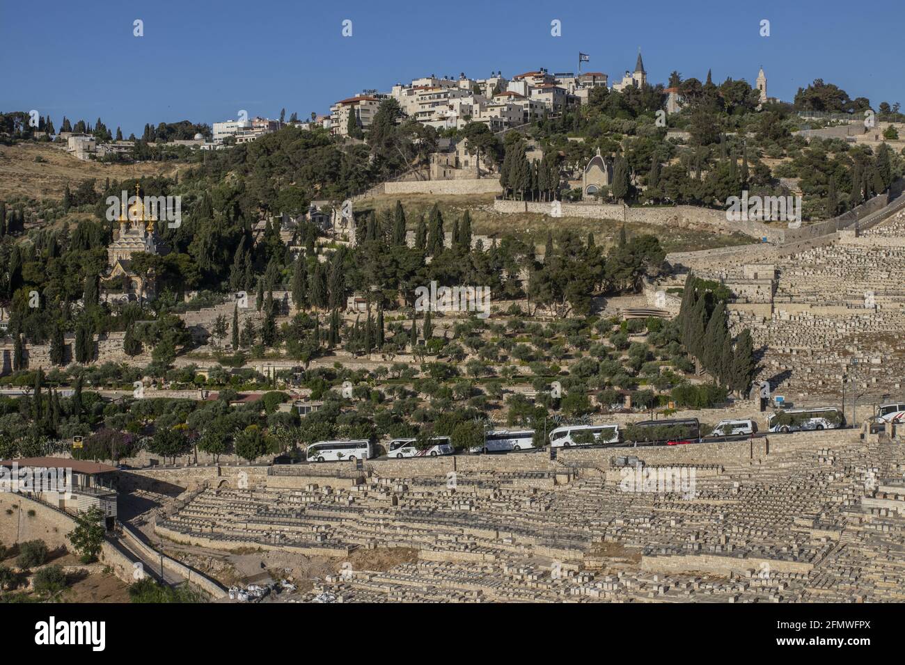 Il Monte degli Ulivi è un crinale montano ad est e adiacente alla Città Vecchia di Gerusalemme. Prende il nome dagli oliveti che un tempo coprirono le sue pendici. Foto Stock