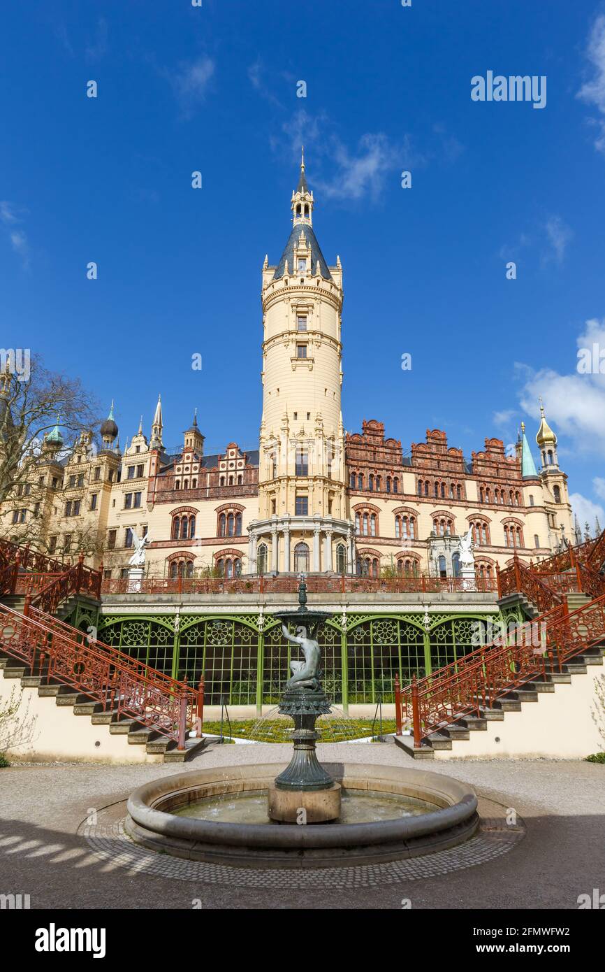 Castello di Schwerin Schloss Orangerie Parlamento Governo Meclemburgo-Vorpommern formato ritratto In Germania punto di riferimento Foto Stock