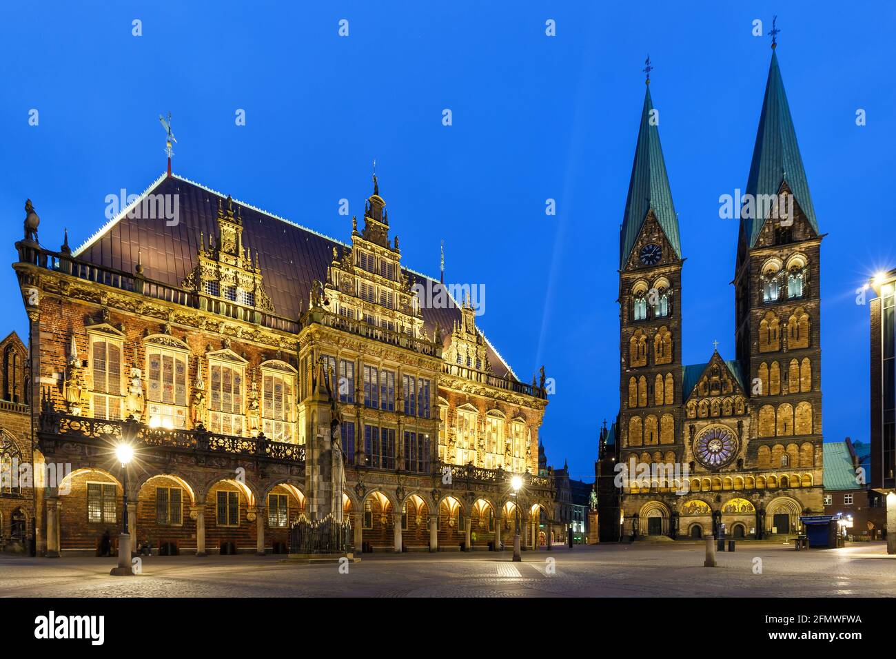 Piazza del mercato di Brema Municipio Dom chiesa Roland in Germania di notte punto di riferimento dell'ora blu Foto Stock