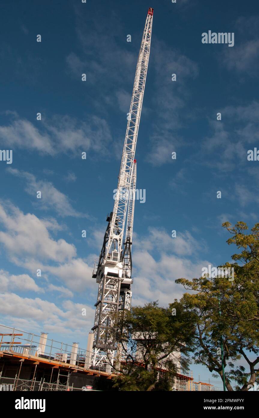 Gru di grandi dimensioni che lavora nel cantiere per un'assistenza di 9 piani e sviluppo medico, South Caulfield, Melbourne, Australia Foto Stock