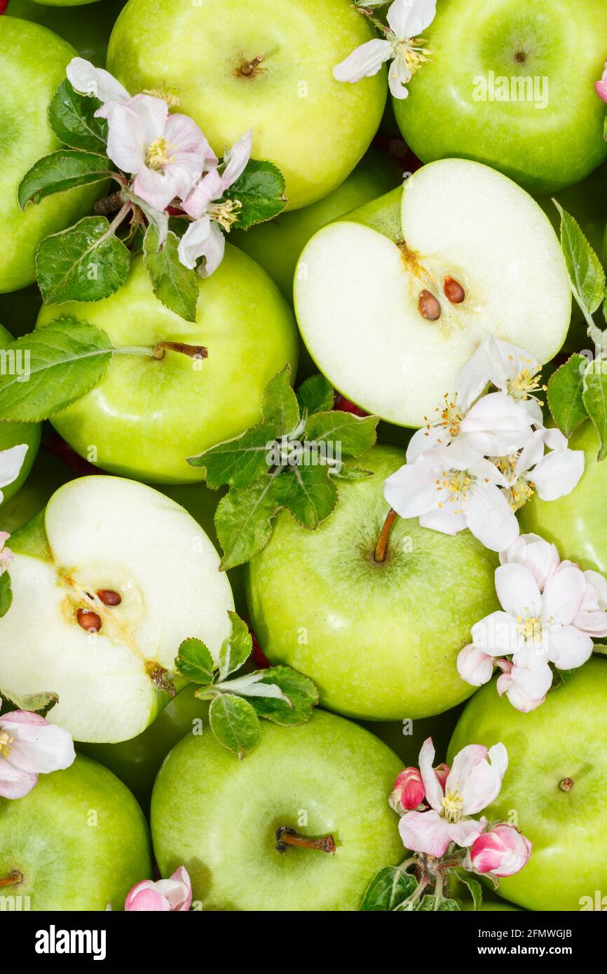 Mele frutta verde mela frutta ritratto formato sfondo con foglie e fiorisce cibo Foto Stock