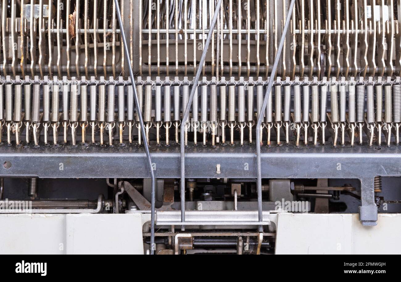 L'interno di una vecchia macchina da scrivere, meccanica sporca Foto Stock