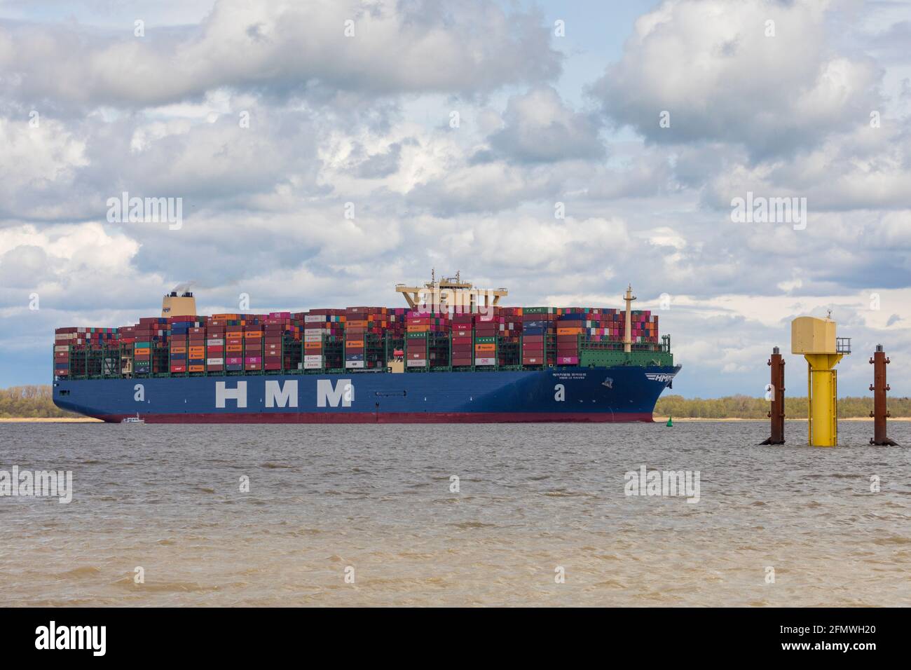 Stade, Germania – 7 maggio 2021: HMM LE HAVRE, con le sue navi gemelle della classe Megamax, la più grande nave portacontainer del mondo. Foto Stock