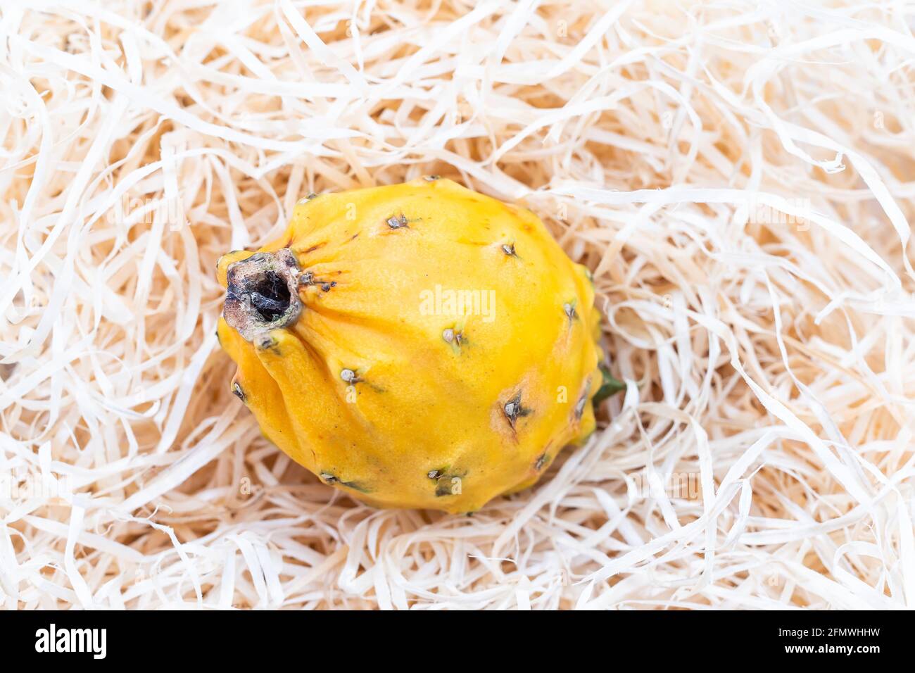 Pitahaya, Pitaya o Dragon Fruit su sfondo fieno. Foto Stock