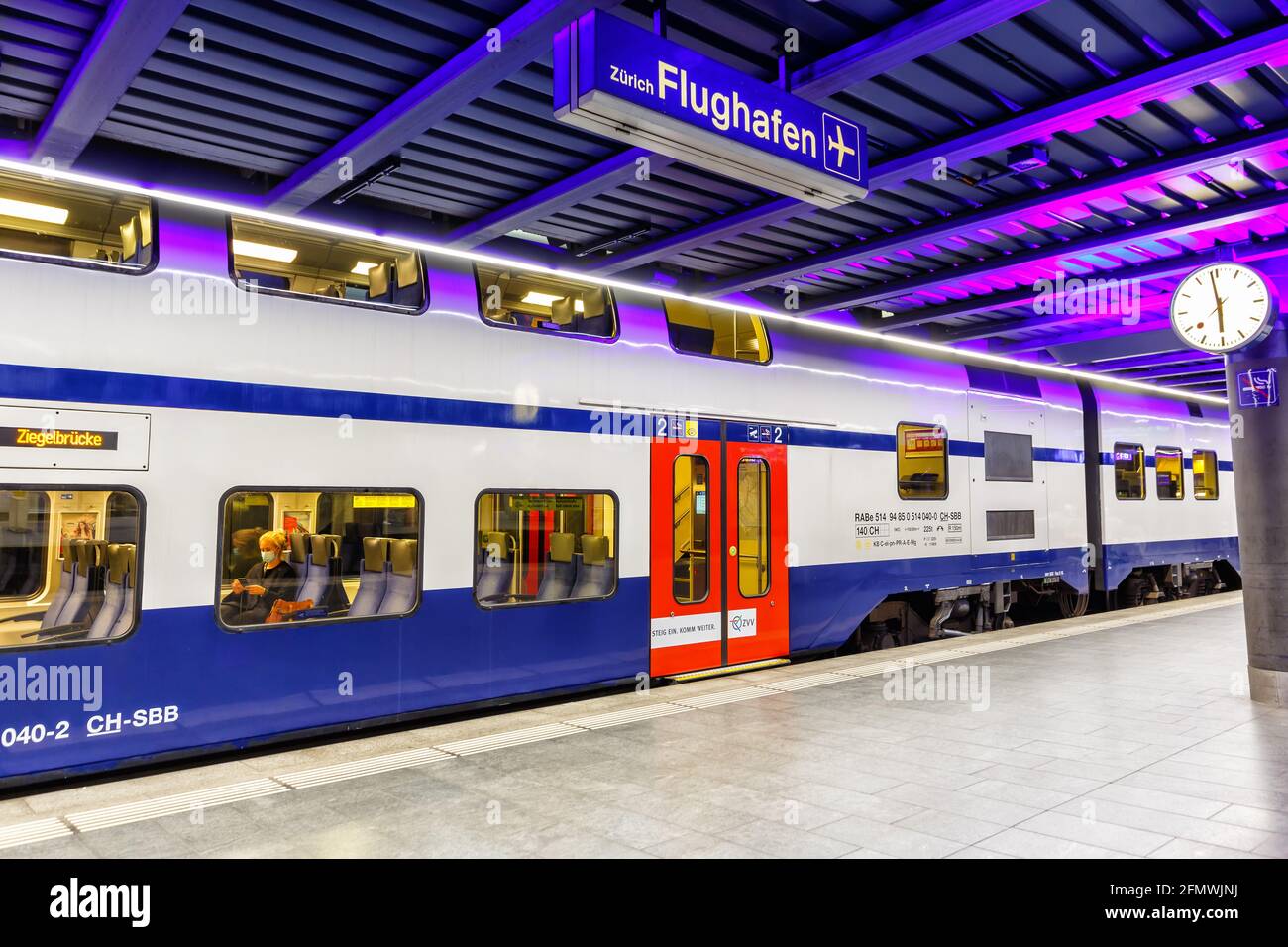 Zurigo, Svizzera - 23 settembre 2020: Treno S-Bahn Siemens Desiro Double Deck presso la stazione ferroviaria dell'aeroporto di Zurigo in Svizzera. Foto Stock