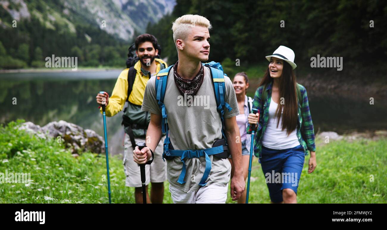 Amici escursionistici viaggi outdoor gruppo sport concetto di stile di vita Foto Stock