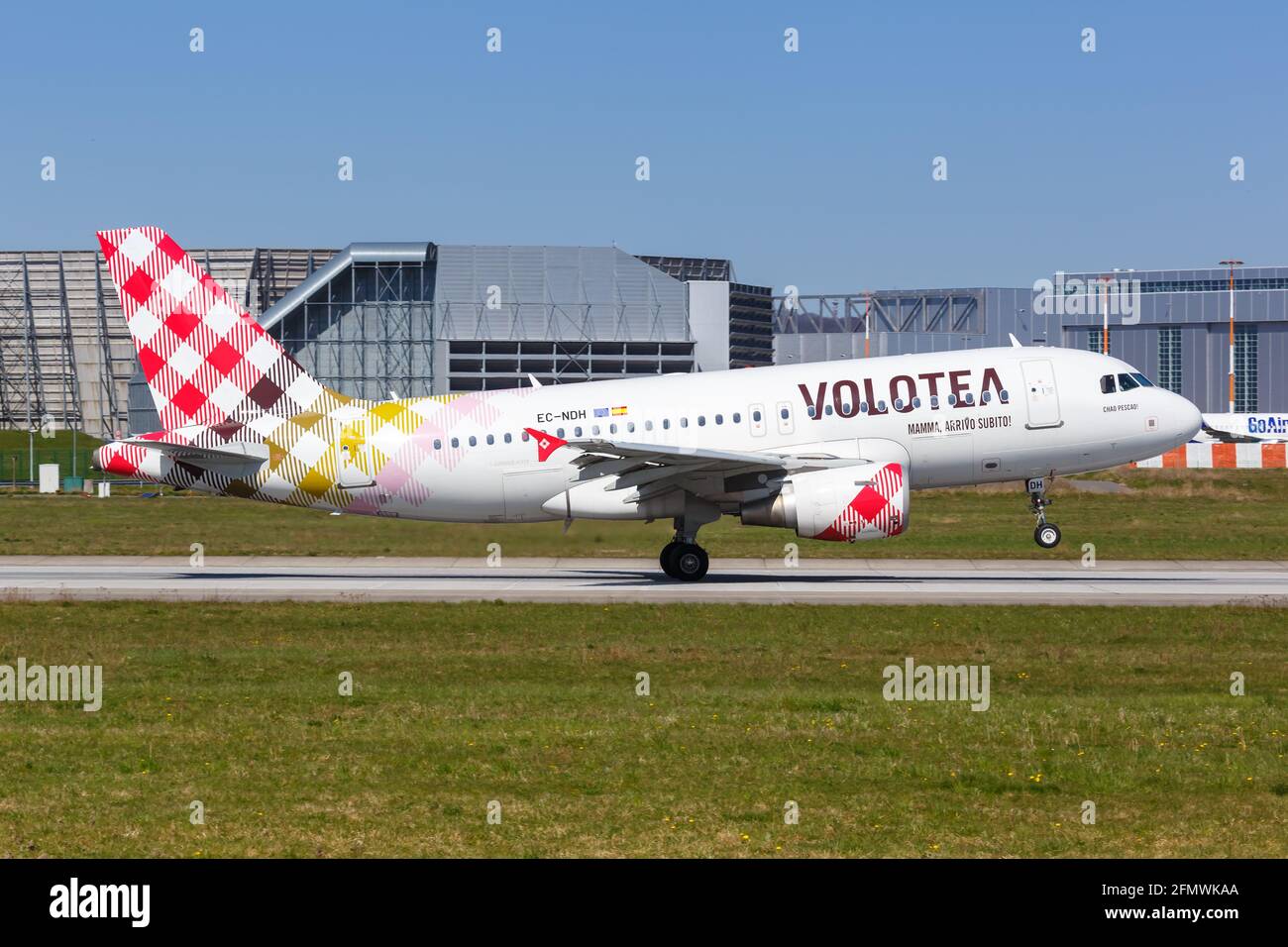 Amburgo, Germania - 20 aprile 2021: Volotea Airbus A319 aereo all'aeroporto Finkenwerder di Amburgo (XFW) in Germania. Foto Stock
