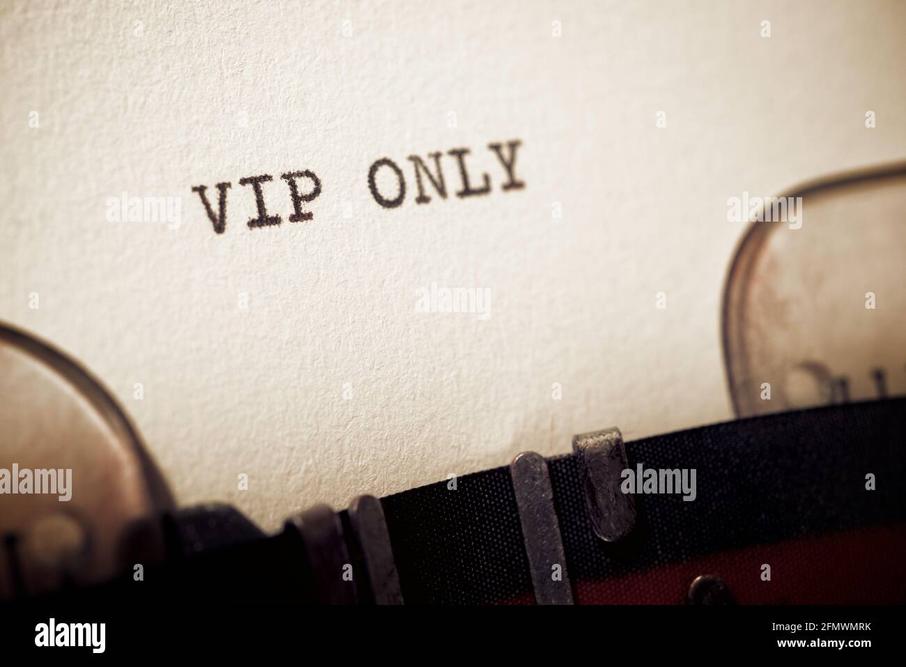 VIP solo frase scritta con una macchina da scrivere. Foto Stock
