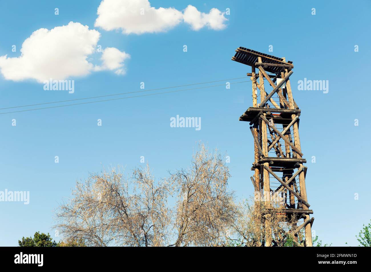 vista di una piattaforma su una torre di legno per scendere cavi Foto Stock