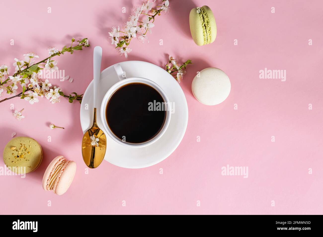 Composizione di still life piatta con biscotti macaron dessert Foto Stock