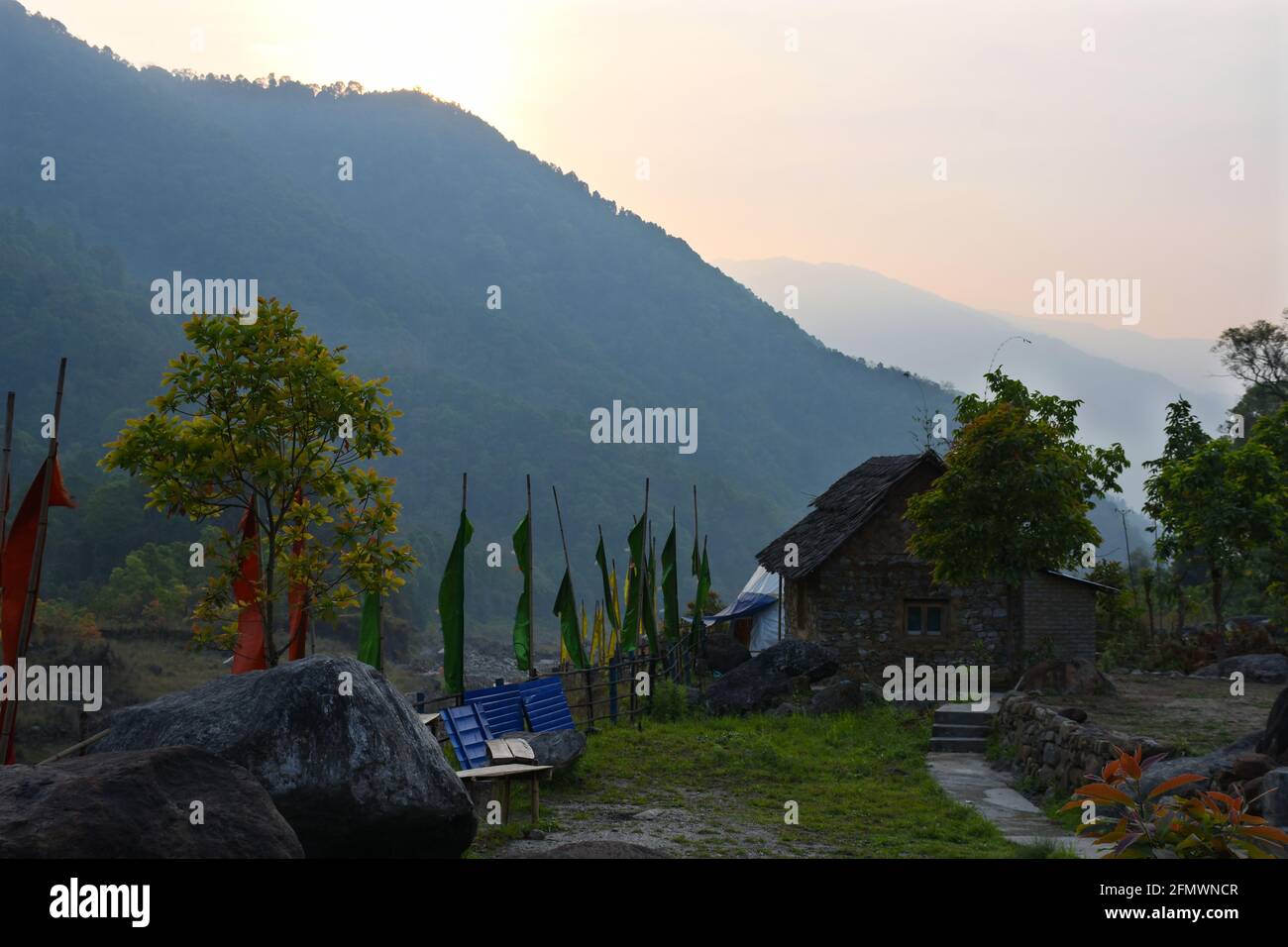 Home Stay in Todey Foothills a Kalimpong, fornire uno sfondo da cartolina che ispira e calma l'anima con belle creste verdi. Foto Stock