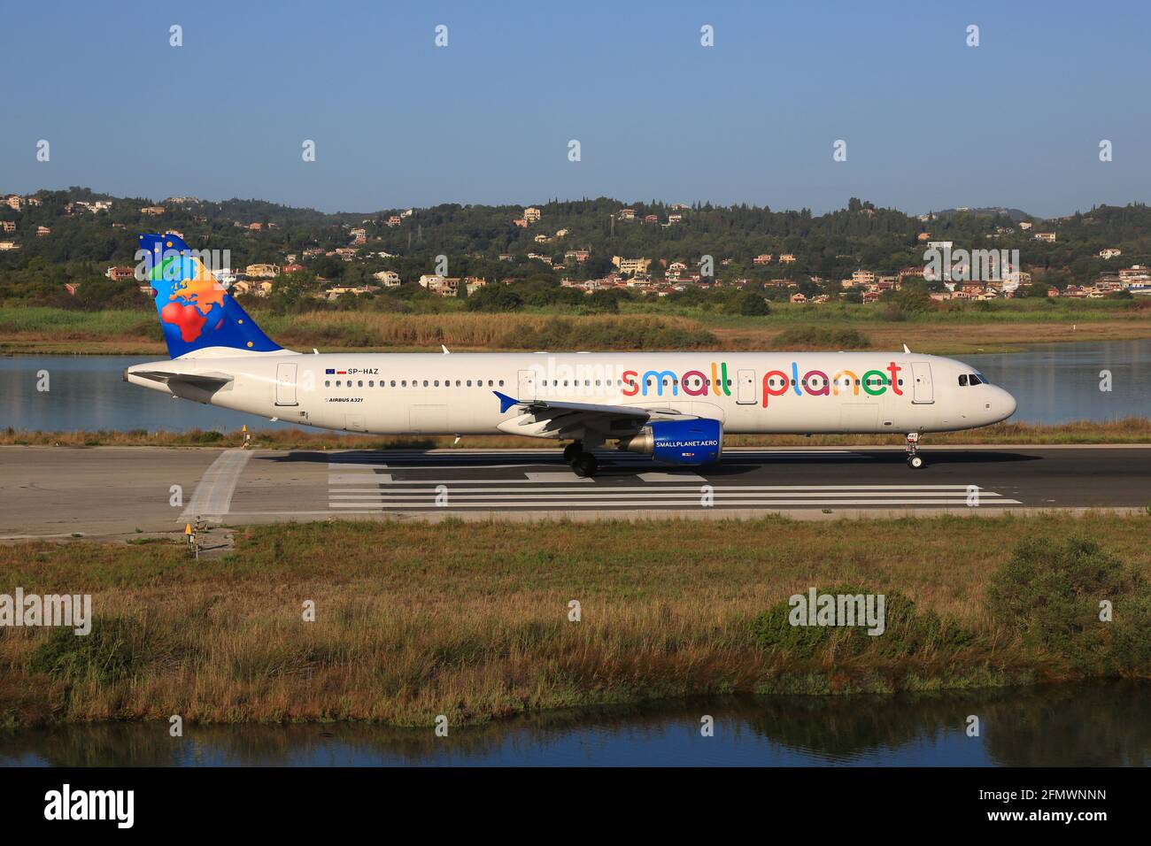 Corfù, Grecia – 13. Settembre 2017: Small Planet Airbus A321 all'aeroporto di Corfù (CFU) in Grecia. Airbus è un produttore di aeromobili di Tolosa, Franc Foto Stock