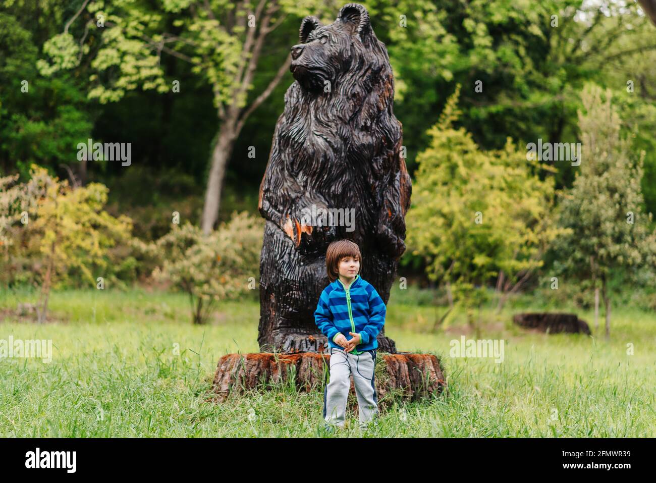 felice ragazzo in parco, bambino nel parco degli orsi. Concetto di vita dei bambini Foto Stock