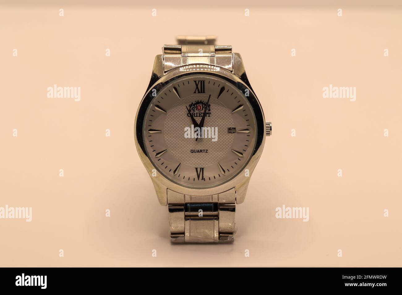CHESTER, REGNO UNITO - 1 MAGGIO 2021: Orient è un marchio giapponese di orologi. Nella foto è raffigurato uno degli orologi d'argento dei loro uomini Foto Stock