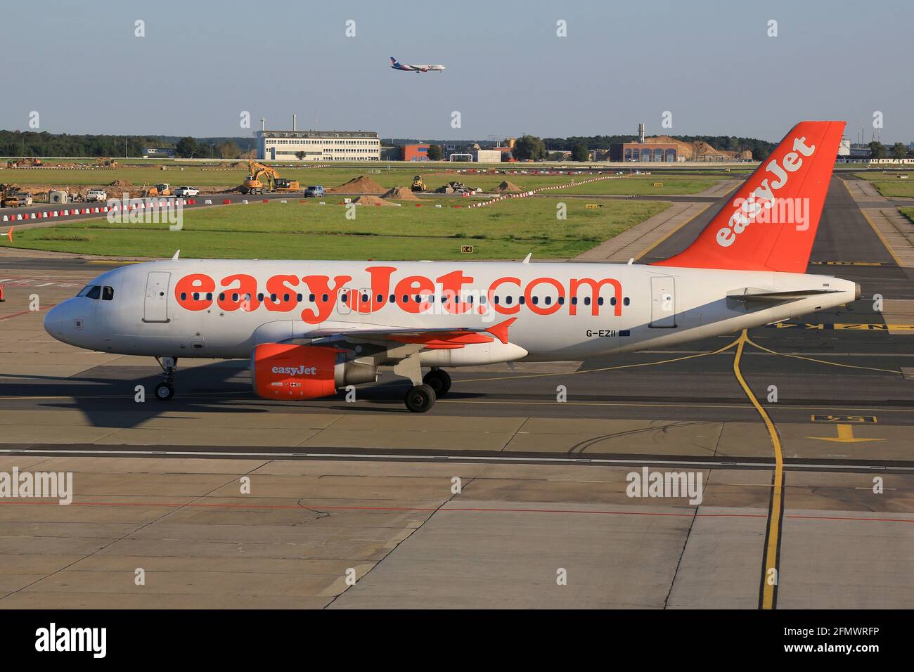 Berlino, Germania - 29. 2017 agosto: EasyJet Airbus A319 all'aeroporto di Berlino Schönefeld (SXF) in Germania. Airbus è un costruttore di aeromobili di Tolosa Foto Stock