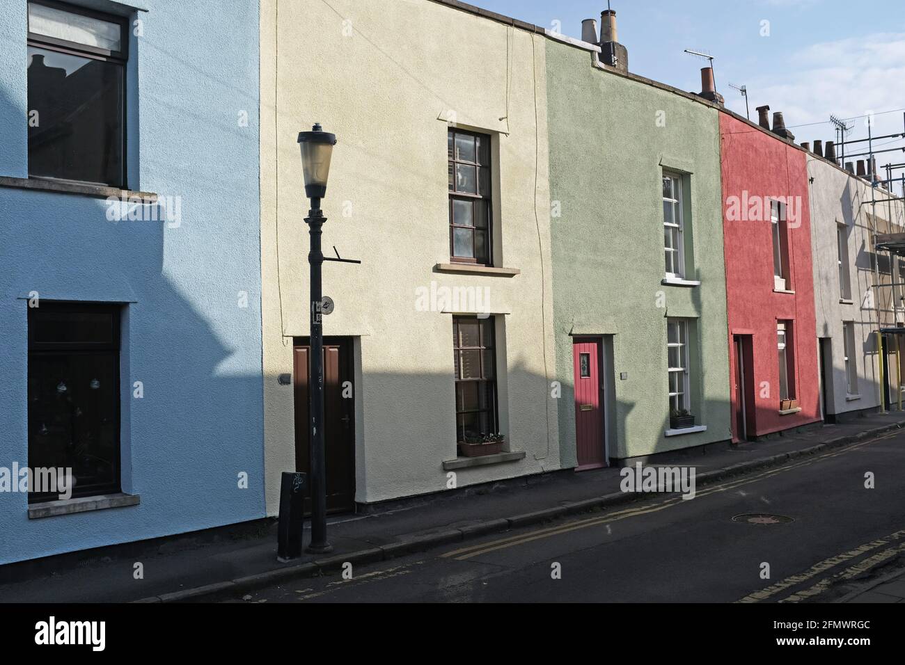 Una fila di case a schiera dipinte con ordine a Bristol, Regno Unito Foto Stock