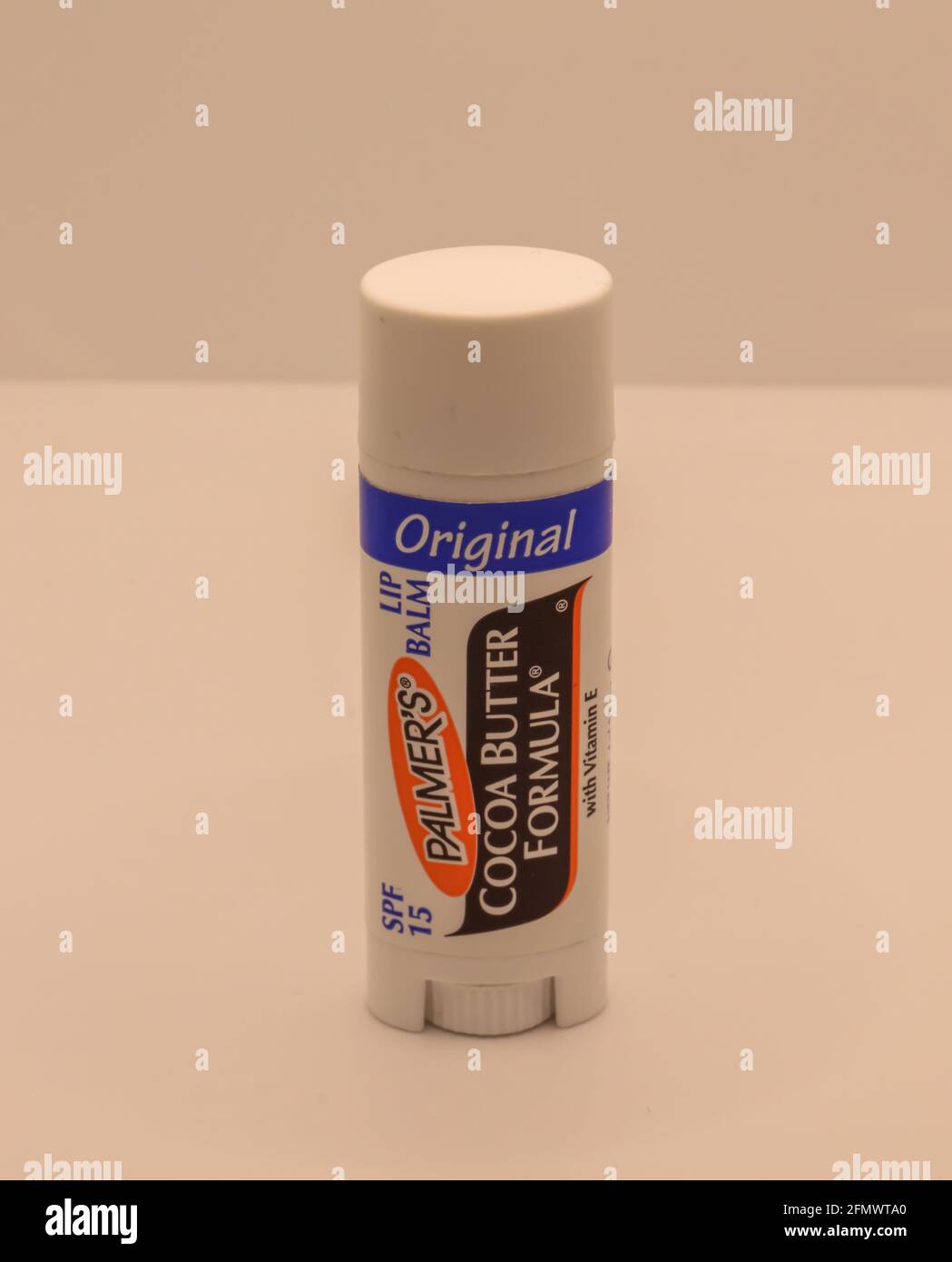 CHESTER, REGNO UNITO - 1 MAGGIO 2021: Un tubo di balsamo a labbro di burro di cacao di Palmer isolato su uno sfondo bianco. Il balsamo contiene vitamina E. Foto Stock