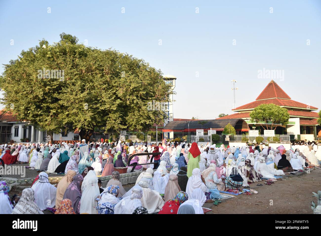 Majalengka, Giava Occidentale, Indonesia - 31 Luglio 2020 : una donna musulmana indonesiana partecipa alle preghiere di Eid al-Adha in un cortile in una moschea locale Foto Stock