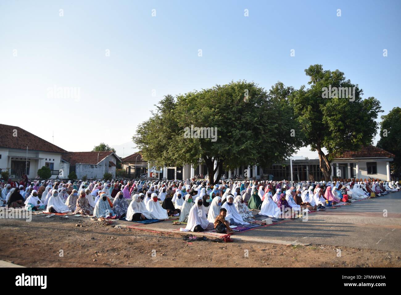 Majalengka, Giava Occidentale, Indonesia - 31 Luglio 2020 : i musulmani indonesiani in periferia frequentano le preghiere di Eid al-Adha in un cortile presso una moschea locale Foto Stock