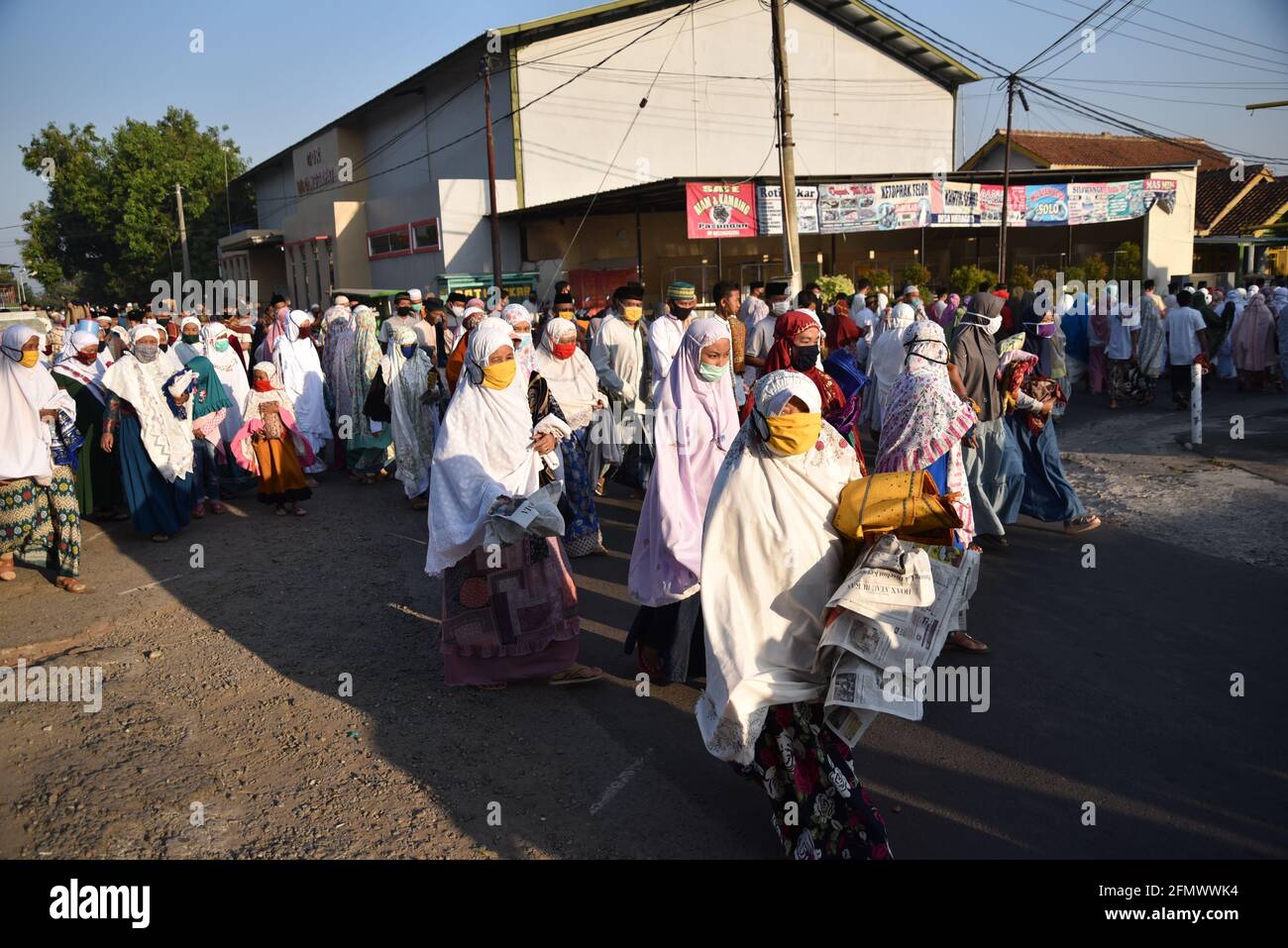 Majalengka, Giava Occidentale, Indonesia - 31 Luglio 2020 : Musulmani indonesiani dopo aver partecipato alla preghiera per l'Eid alla moschea locale Foto Stock