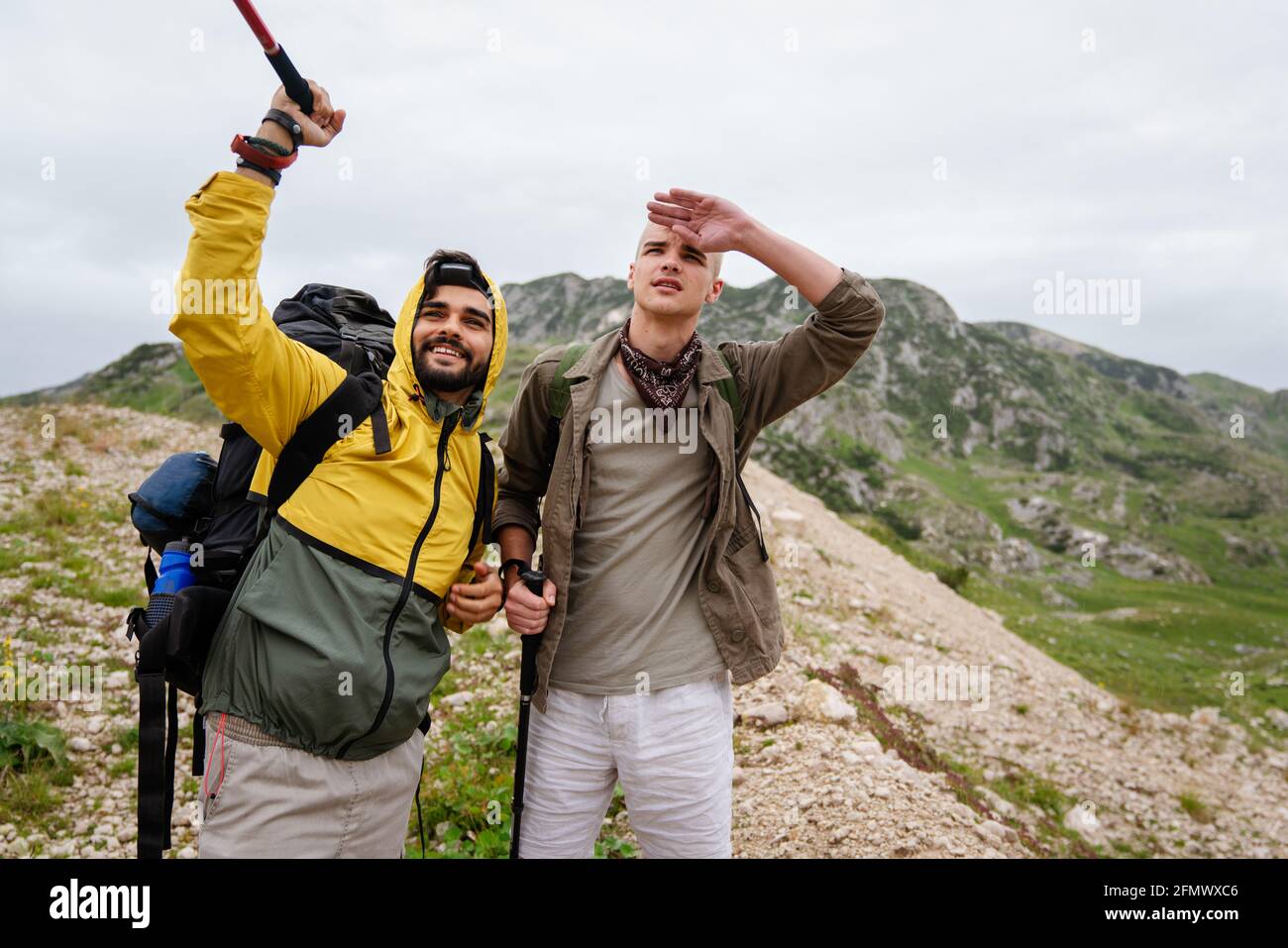 Gruppo di amici escursionisti felici trekking come parte di sano stile di vita attività all'aperto Foto Stock