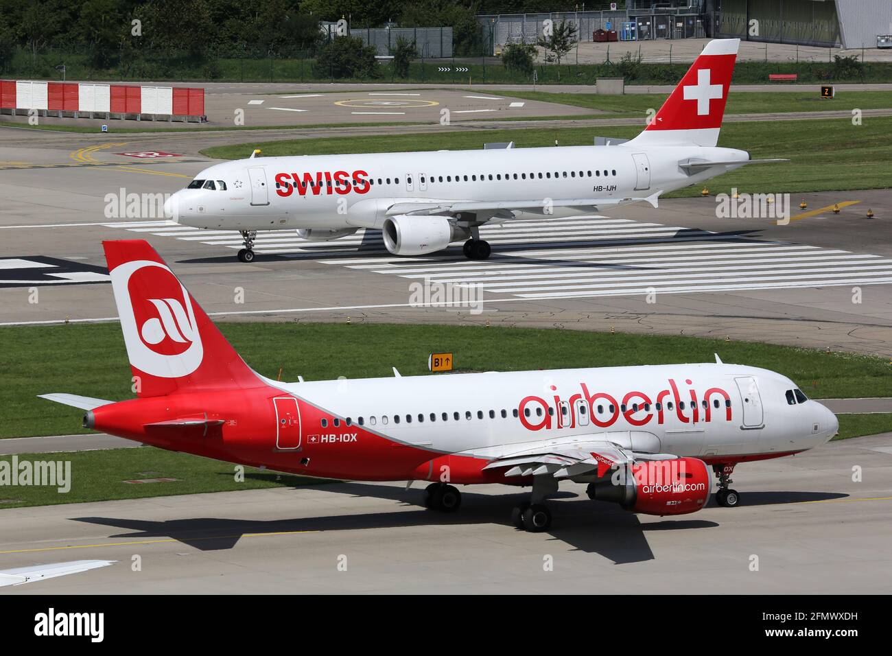 Zurigo, Svizzera – 5. 2017 agosto: Air Berlin Belair e Swiss Airbus all'aeroporto di Zurigo (ZRH) in Svizzera. Airbus è un produttore di aeromobili fr Foto Stock