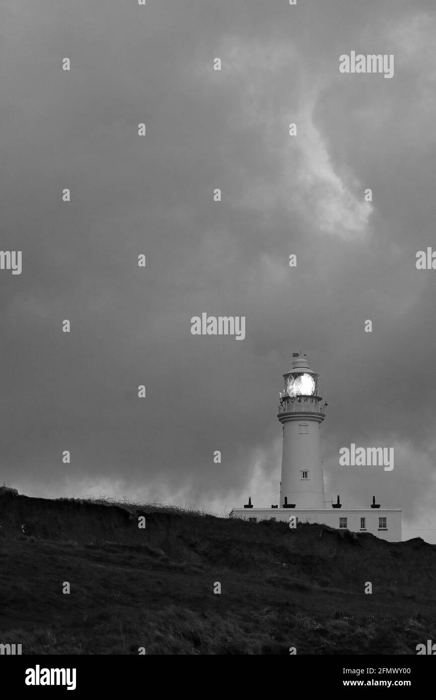 Faro di Flamborough all'alba in una mattina nuvolosa. Foto Stock