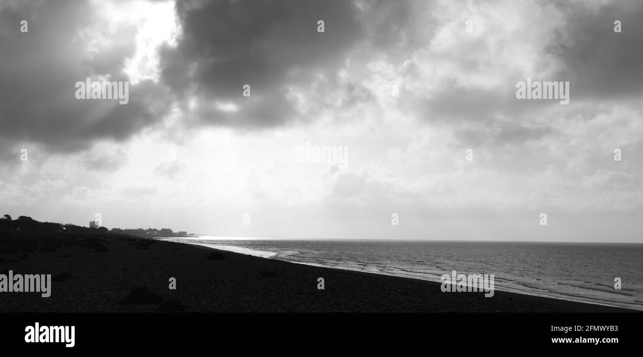 Immagine in bianco e nero dell'alba su Bognor Regis, WQest Sussex, Inghilterra, Regno Unito. Foto Stock