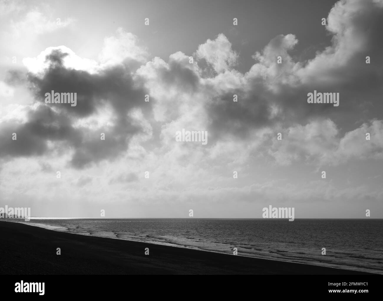 Immagine in bianco e nero dell'alba su Bognor Regis, WQest Sussex, Inghilterra, Regno Unito. Foto Stock