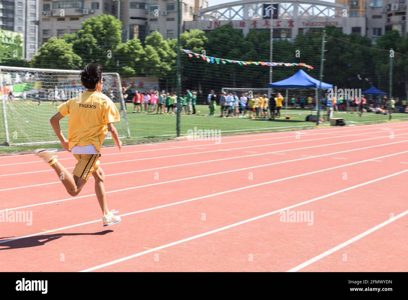 Gli studenti delle scuole superiori compete nella pista scolastica e nella giornata sul campo a Shanghai, in Cina Foto Stock