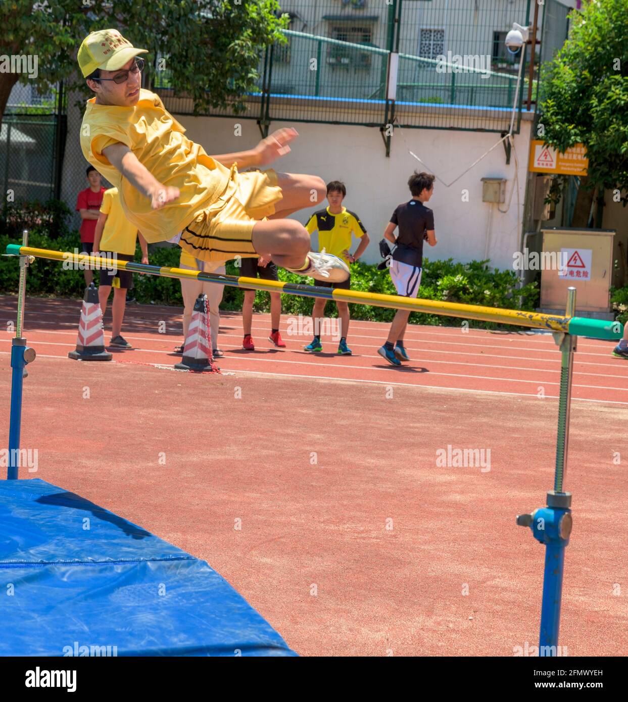 Gli studenti delle scuole superiori compete nel salto in alto presso la pista scolastica e il Field Day a Shanghai, Cina Foto Stock