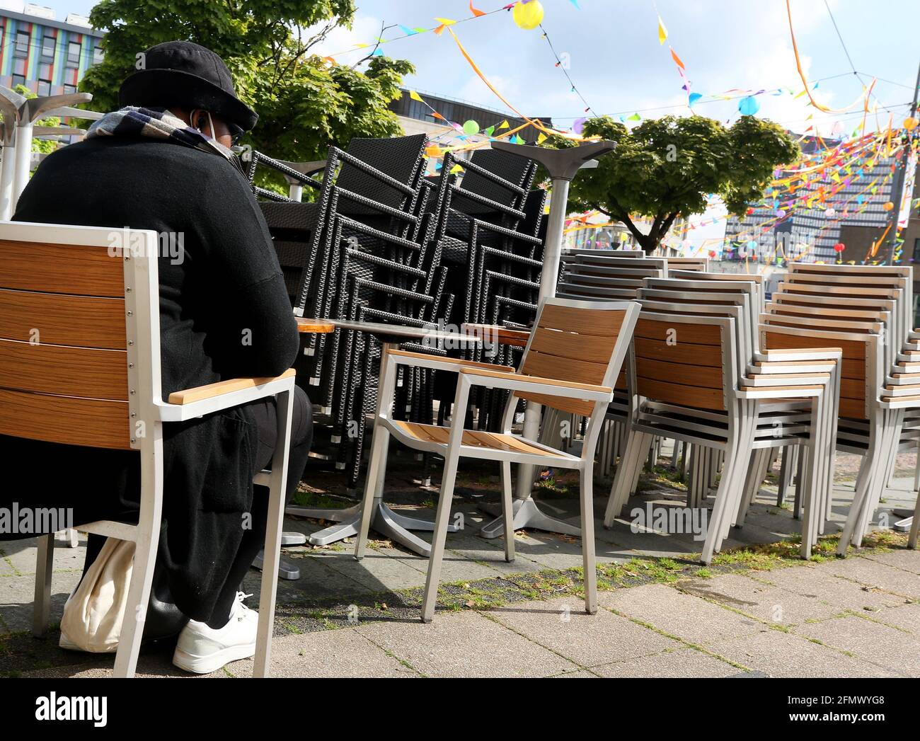 Essen, Germania. 12 maggio 2021. Le sedie nell'area esterna di un ristorante sono ancora impilate. A causa del calo dei valori di incidenza nella Renania Settentrionale-Vestfalia, nei prossimi giorni diventa più probabile un'apertura più ampia della gastronomia all'aperto. Credit: Roland Weihrauch/dpa/Alamy Live News Foto Stock