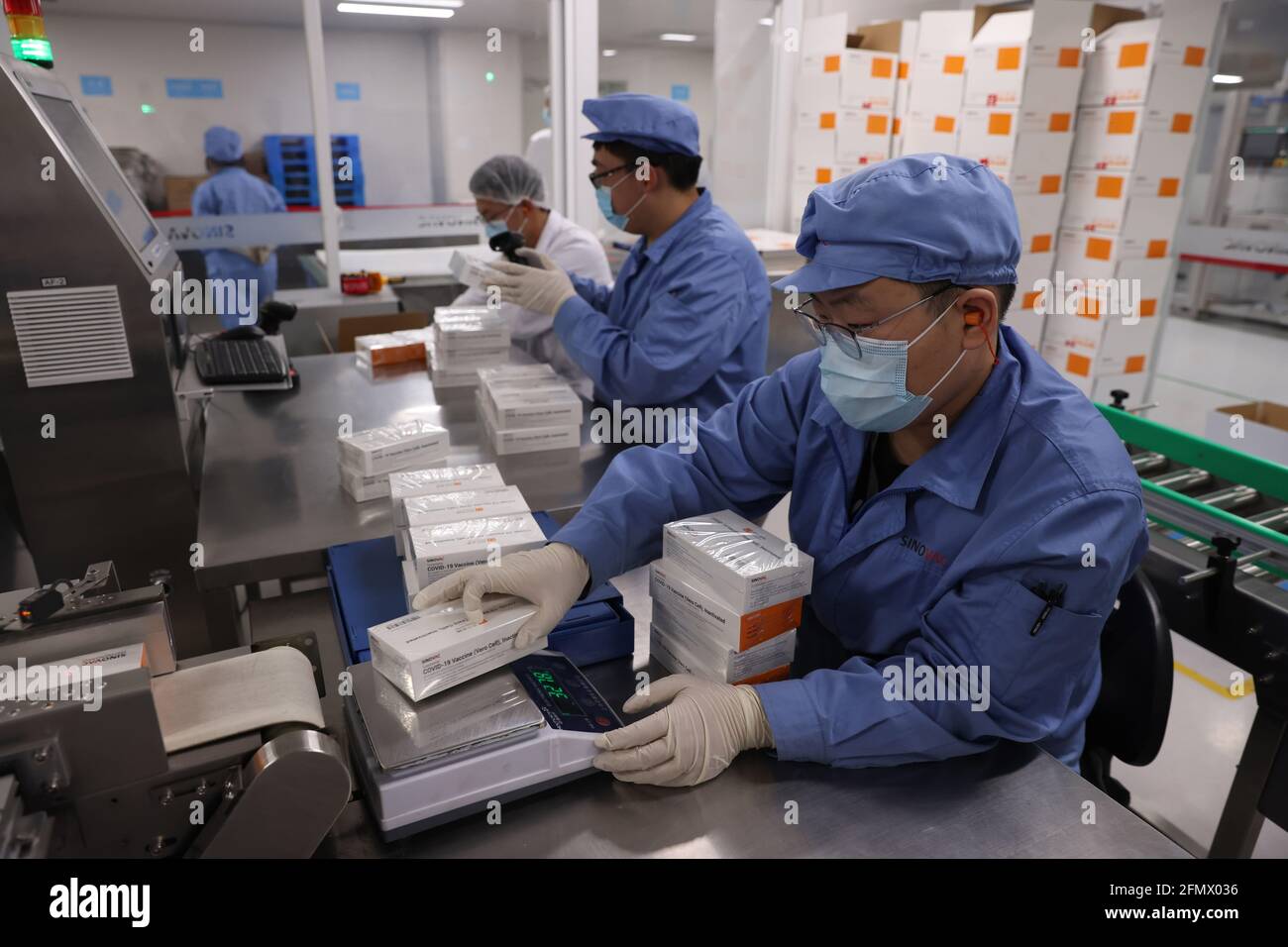 Pechino, Cina. 11 Maggio 2021. I lavoratori stanno facendo i vaccini Sinovac COVID-19 a Pechino, Cina il 11 maggio 2021.(Photo by TPG/cnsphotos) Credit: TopPhoto/Alamy Live News Foto Stock