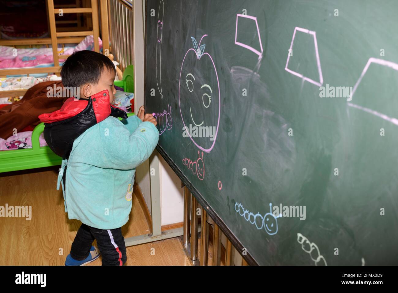 Gli studenti di scuola materna partecipano a lezioni in una scuola rurale a Xiuning, Anhui, Cina Foto Stock