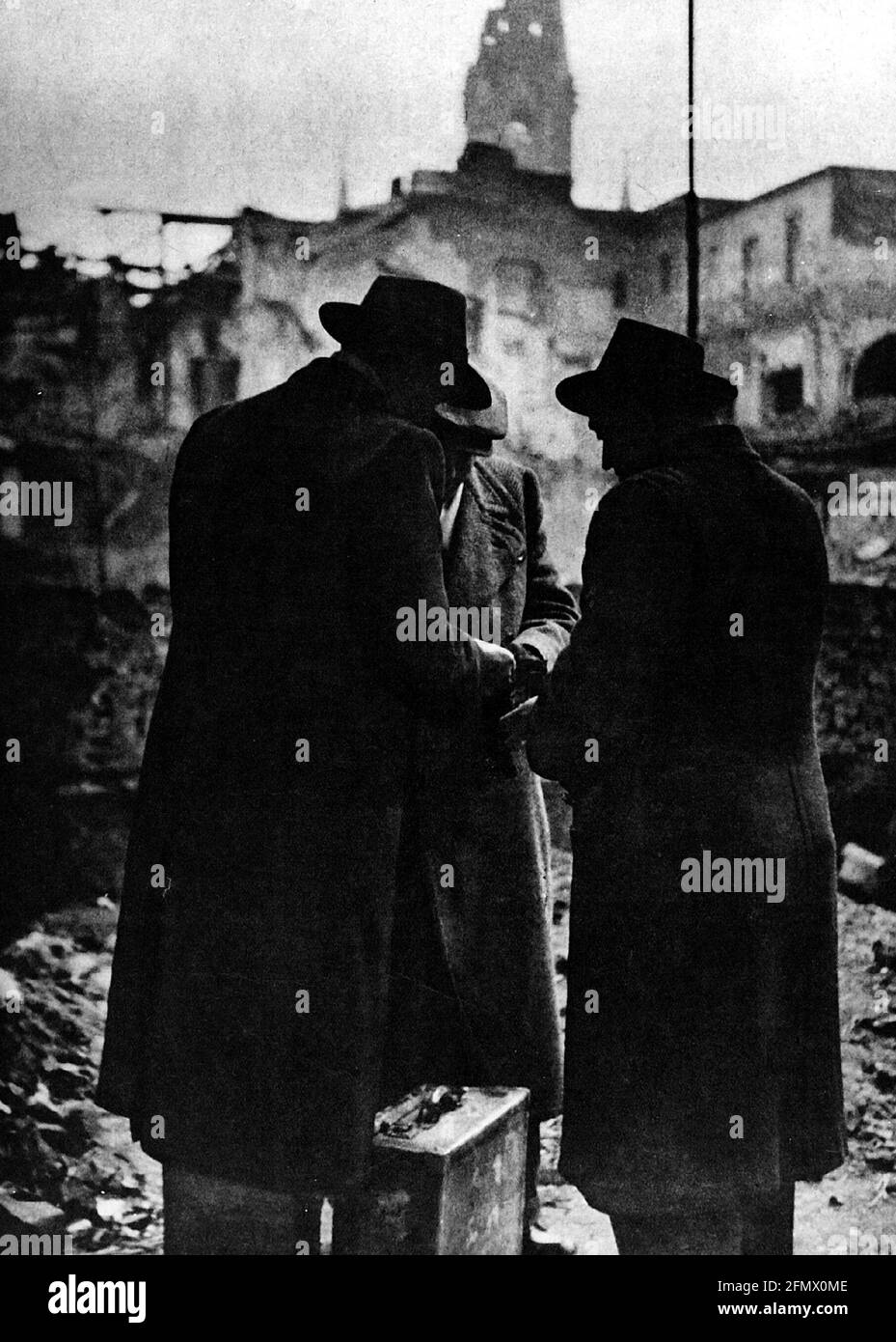 Periodo post-bellico, mercato nero, venditori di loro bene, Germania, circa 1946, DIRITTI AGGIUNTIVI-CLEARANCE-INFO-NON-DISPONIBILE Foto Stock