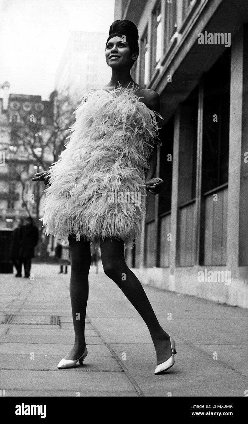 Moda, anni '60, moda donna, mini moda, modello che indossa la minidress Flokati, 16.1.1967, ADDITIONAL-RIGHTS-CLEARANCE-INFO-NOT-AVAILABLE Foto Stock