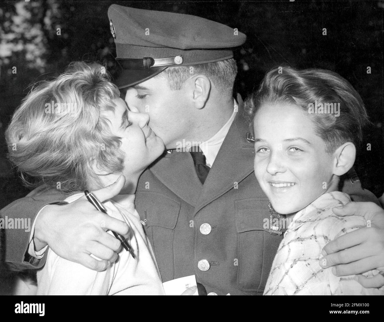 Presley, Elvis, 8.1.1935 - 16.8.1977, cantante e attore americano, a mezza lunghezza, DIRITTI-AGGIUNTIVI-CLEARANCE-INFO-NON-DISPONIBILE Foto Stock