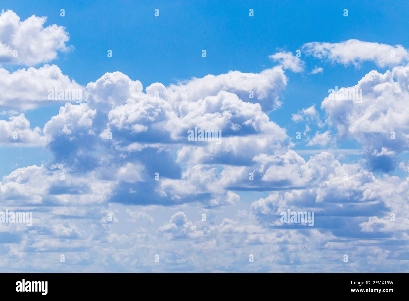 Cielo pomeridiano di primavera luminoso sopra l'estuario del Tamigi con nuvola di tempo-fiera Foto Stock