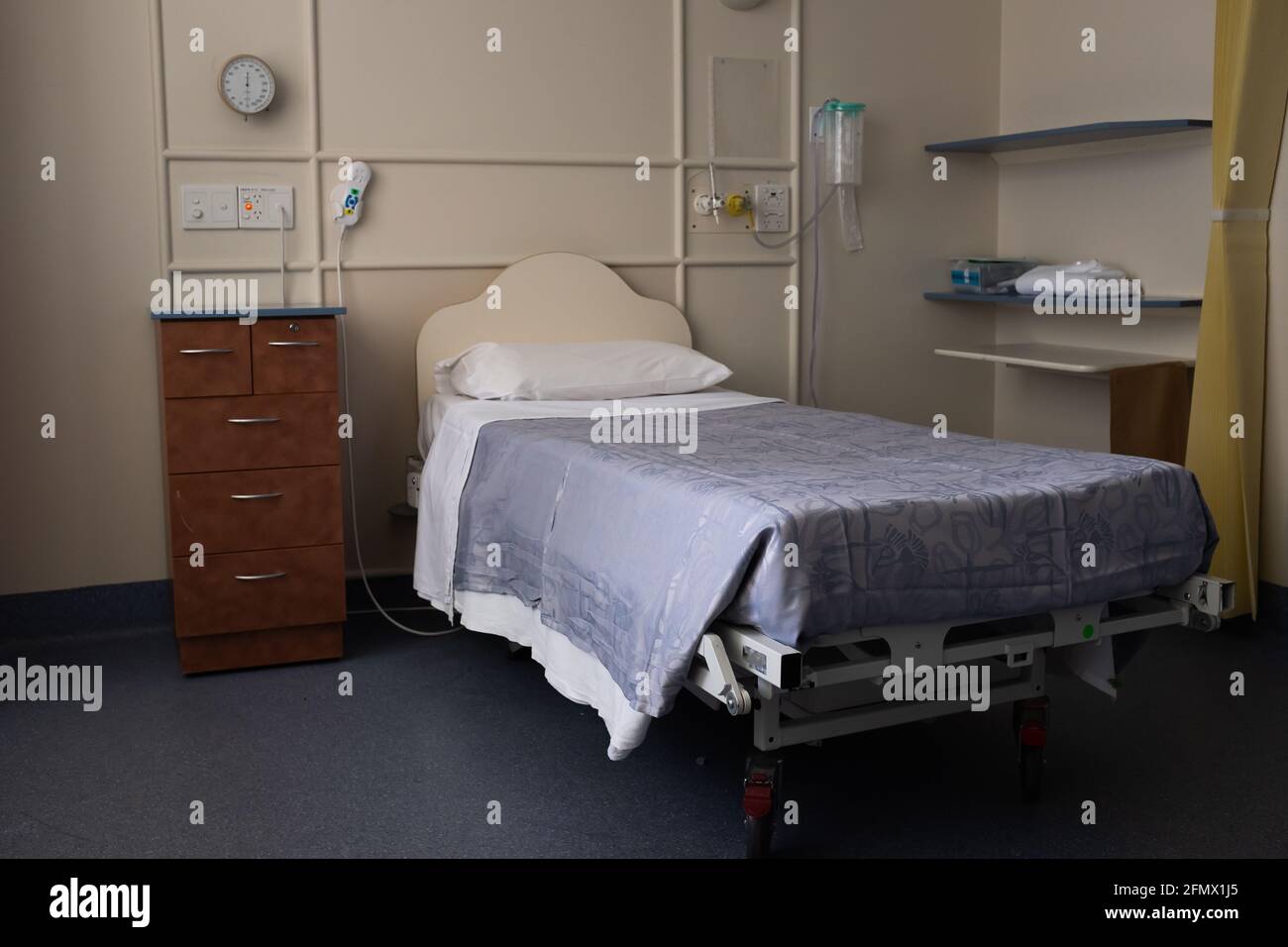 Un letto ospedaliero in una sala ospedaliera generica Foto Stock