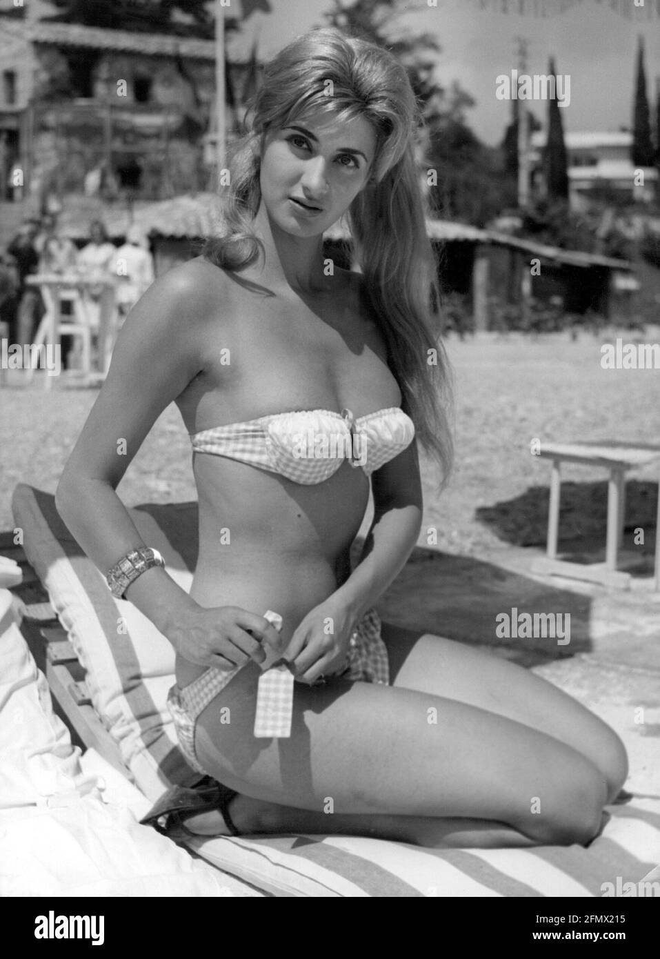 moda, anni '50, donna, lunghezza intera, indossando bikini, seduta, anni '50, storica, storica, vincolante, INFORMAZIONI-AGGIUNTIVE-DIRITTI-AUTORIZZAZIONE-NON-DISPONIBILI Foto Stock