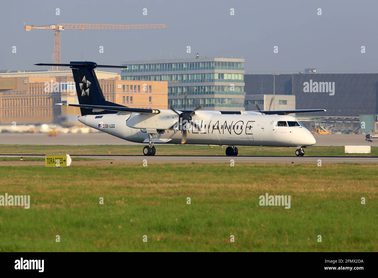 Stoccarda, Germania – 8. Aprile 2017: Austrian Airlines Bombardier DHC-8-400 all'aeroporto di Stoccarda (Str) in Germania. Foto Stock