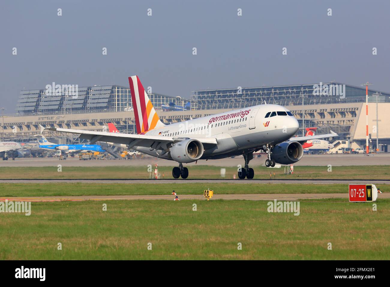 Stoccarda, Germania – 8. Aprile 2017: Germanwings Airbus A319 all'aeroporto di Stoccarda (Str) in Germania. Airbus è un produttore di aeromobili di Tolosa, F. Foto Stock
