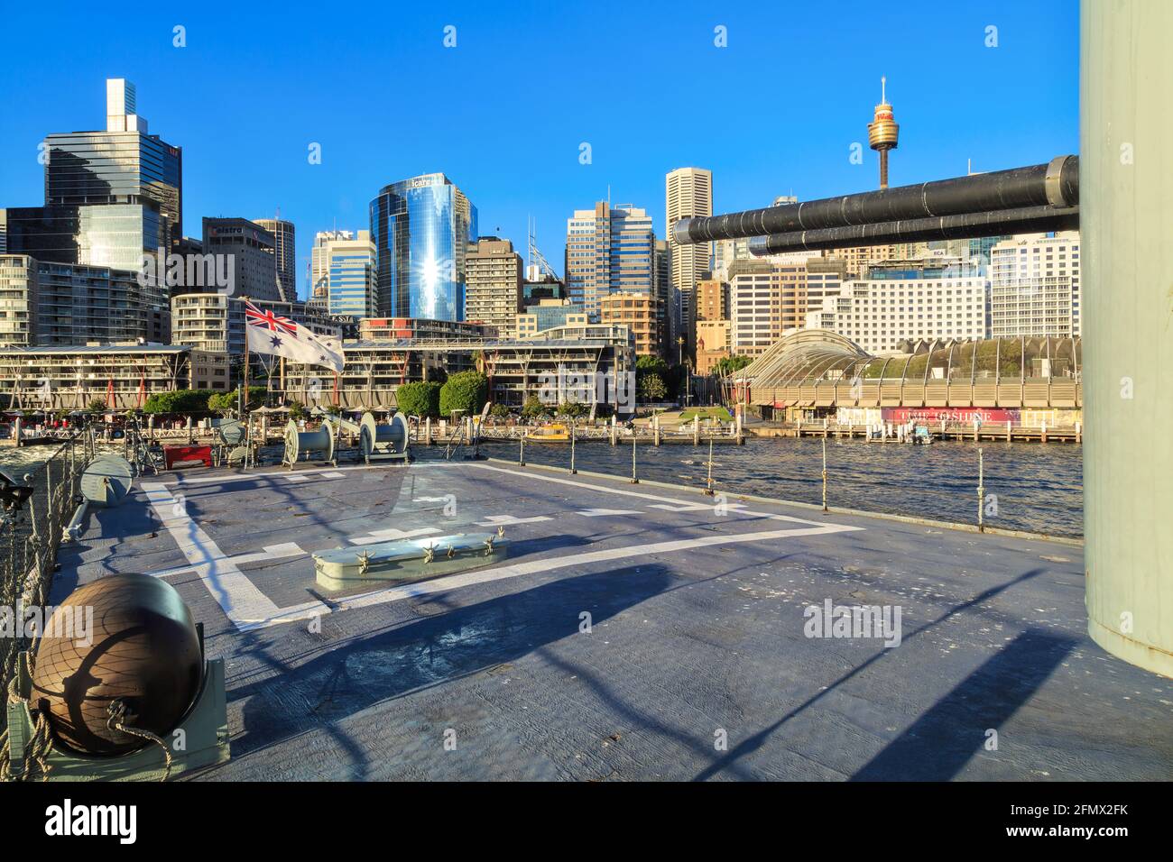 Lo skyline di Sydney, Australia, visto dal retro del cacciatorpediniere HMAS Vampire, una nave museo nel porto di Darling Foto Stock