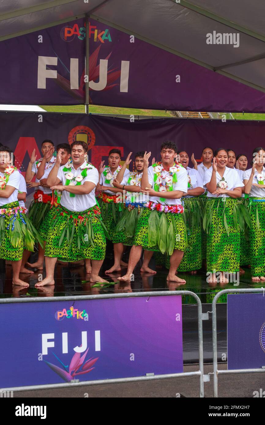 Ballerini fijiani che si esibiscono sul palco al Pasifika Festival, una celebrazione della cultura dell'isola del Pacifico ad Auckland, Nuova Zelanda Foto Stock