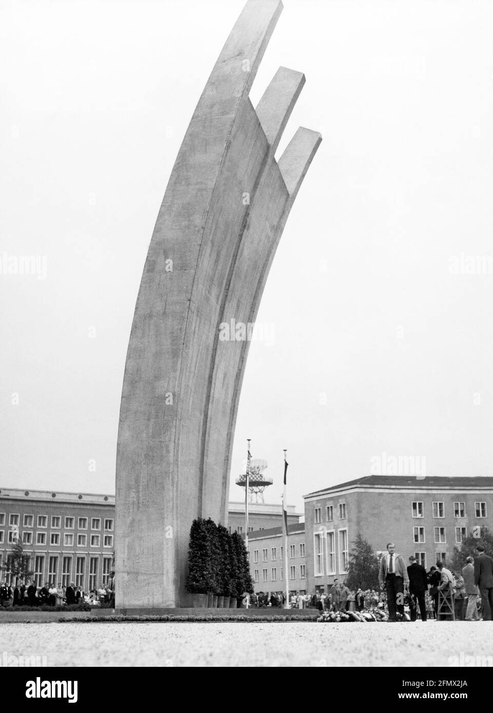 Geografia / viaggio, Germania, Berlino, Aeroporto Tempelhof, Monumento dell'Airlift di Berlino, Di Eduard Ludwig, DIRITTI-SUPPLEMENTARI-INFORMAZIONI-DI-LIQUIDAZIONE-NON-DISPONIBILI Foto Stock