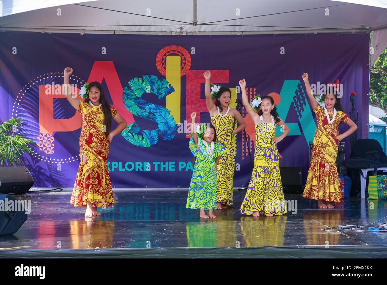 Un gruppo di ragazze colorate dell'isola di Niue al Pasifika Festival, Auckland, Nuova Zelanda Foto Stock